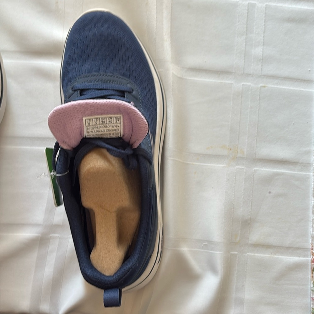 Brand new, never worn Sketchers Women’s Go Walk Arch Fit Unify Sneaker - Picture 5 of 10